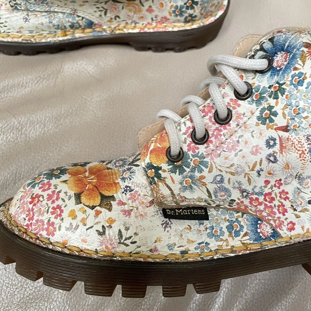 Dr.‎ Martens White Meadow Floral Rare England Lace Up Boots Girls *10/11 READ